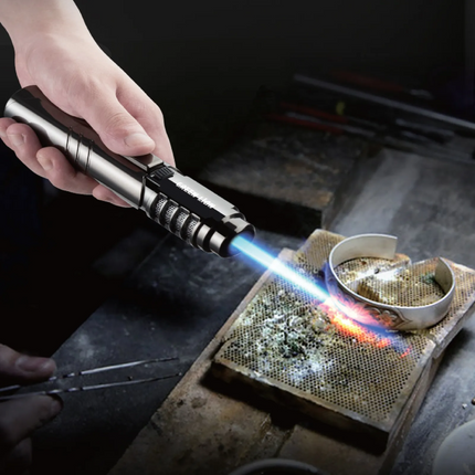 It was all wrapped up in an elegant package - the durable and performance-oriented Green Lion Jet Flame Windproof Lighter. Strong-quality ABS and zinc