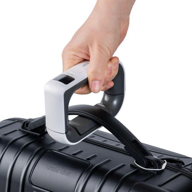 The Green Lion Travel Mate Luggage Scale in white is the ultimate accessory for any traveler looking to get an accurate weight without all the fuss. I