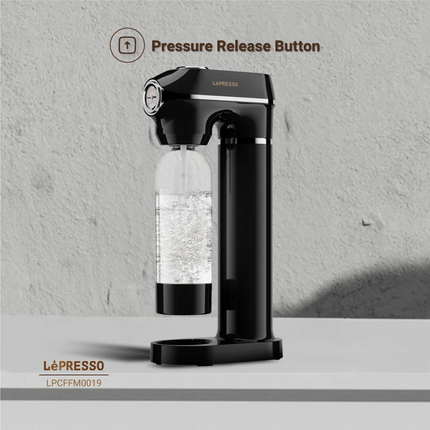 Make every moment easy with the LePresso Carbonator Instant Sparkling Water Maker. The 1-liter carbonator efficiently operates for variable fizz press