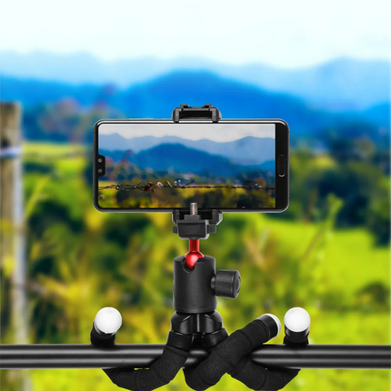 Stunning photos and videos from any angle are easily achievable with the Porodo Table Tripod with Phone Holder. This tripod features a 360° panoramic 
