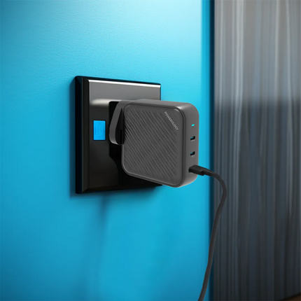 ​
Powerology 140w Dual PD GaN Charger is a really powerful charger and a brilliant choice for professionals with energy-intensive devices. This charge